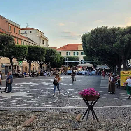 Hostdomus - A Due Passi Dal Mare Pietra Ligure